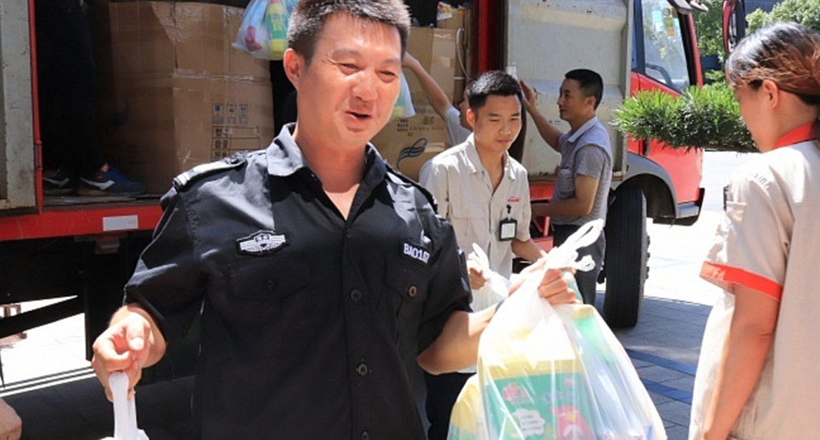 王店鎮(zhèn)工會王主席一行前來鼎美慰問